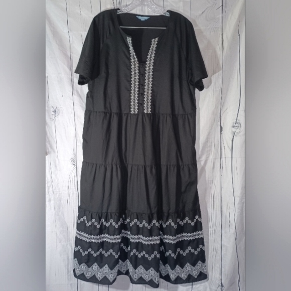 Draper James Dresses & Skirts - Draper James RSVP Geo Embroidered Short Sleeve Dress